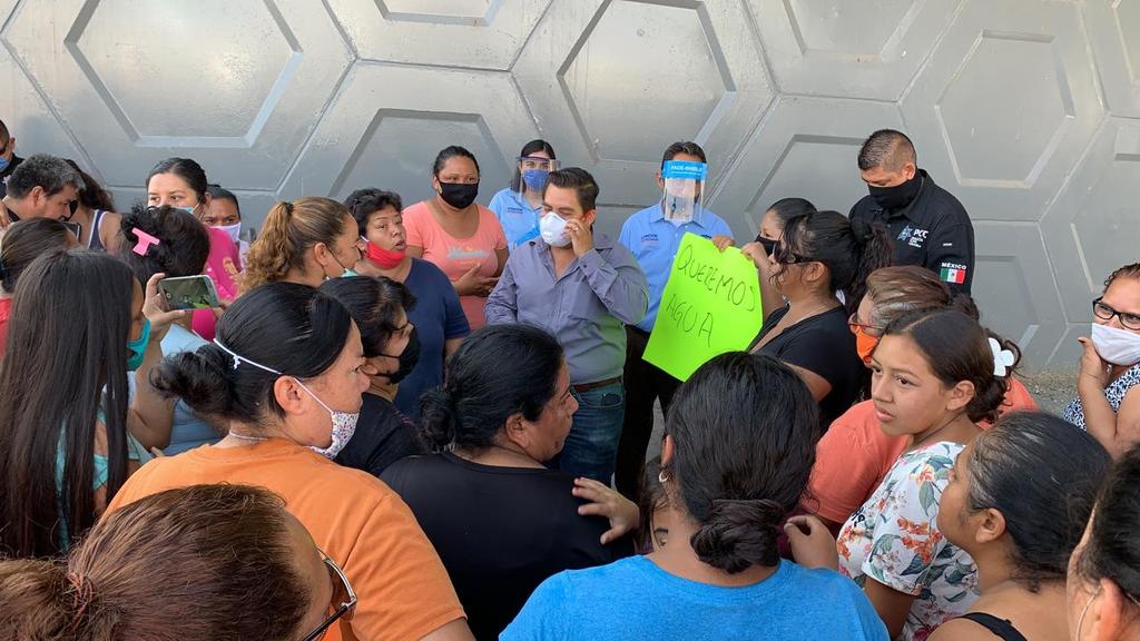 Bloquean periférico de Torreón para denunciar falta de agua