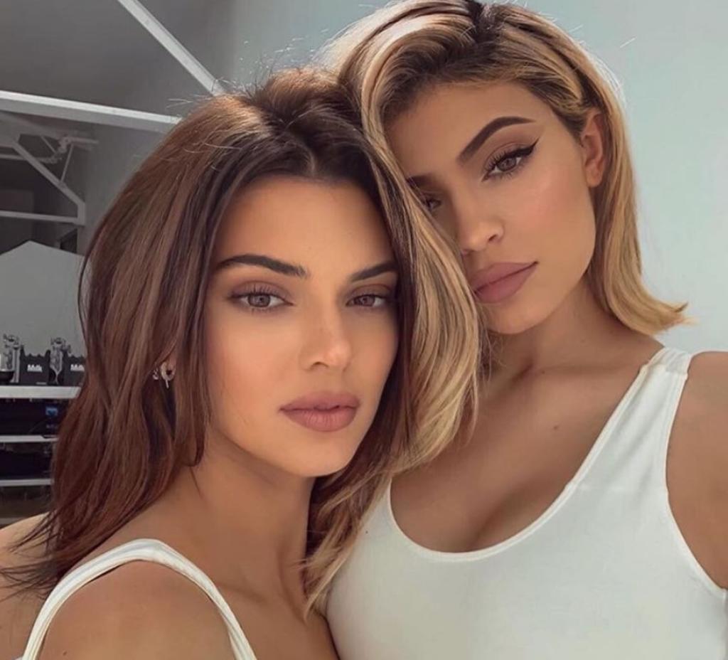 Kylie y Kendall Jenner enamoran con trajes de baño  similares