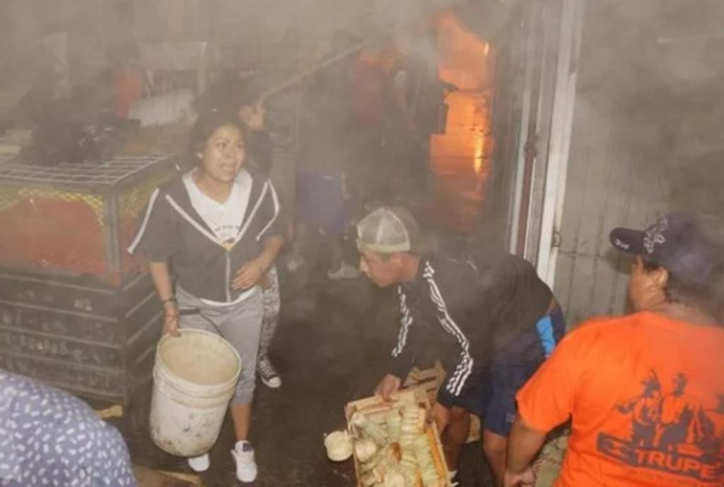 Fuerte incendio arrasa con 100 locales en Central de Abasto de Oaxaca