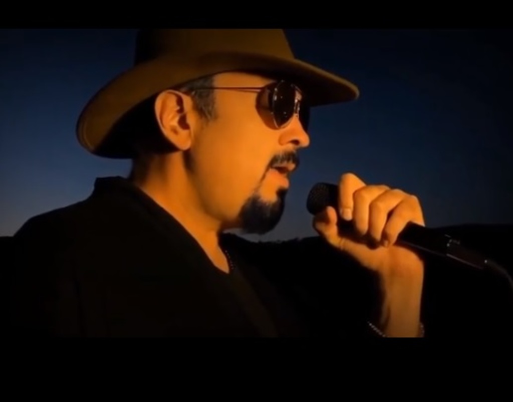 VIDEO: Pepe Aguilar le pone voz a Just Breathe desde la azotea