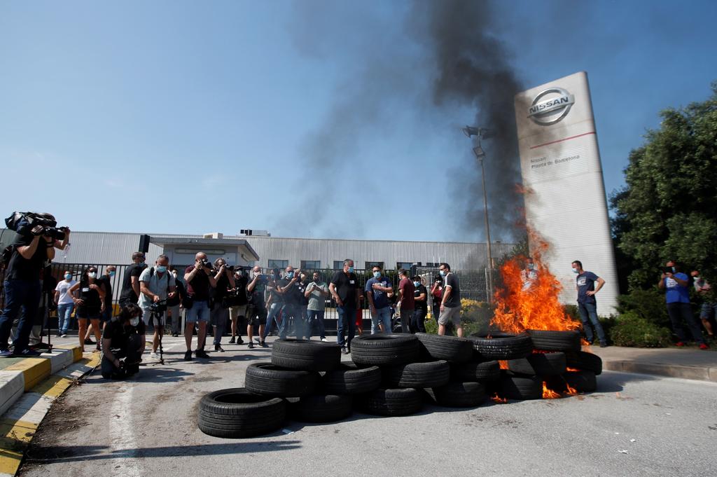 Protestan trabajadores por cierre de planta Nissan en España