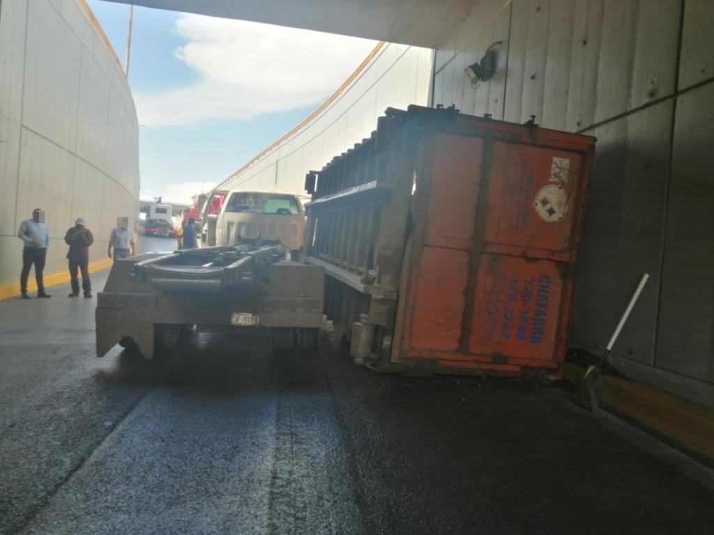 Se desprende caja de camión de volteo en paso a desnivel de Torreón