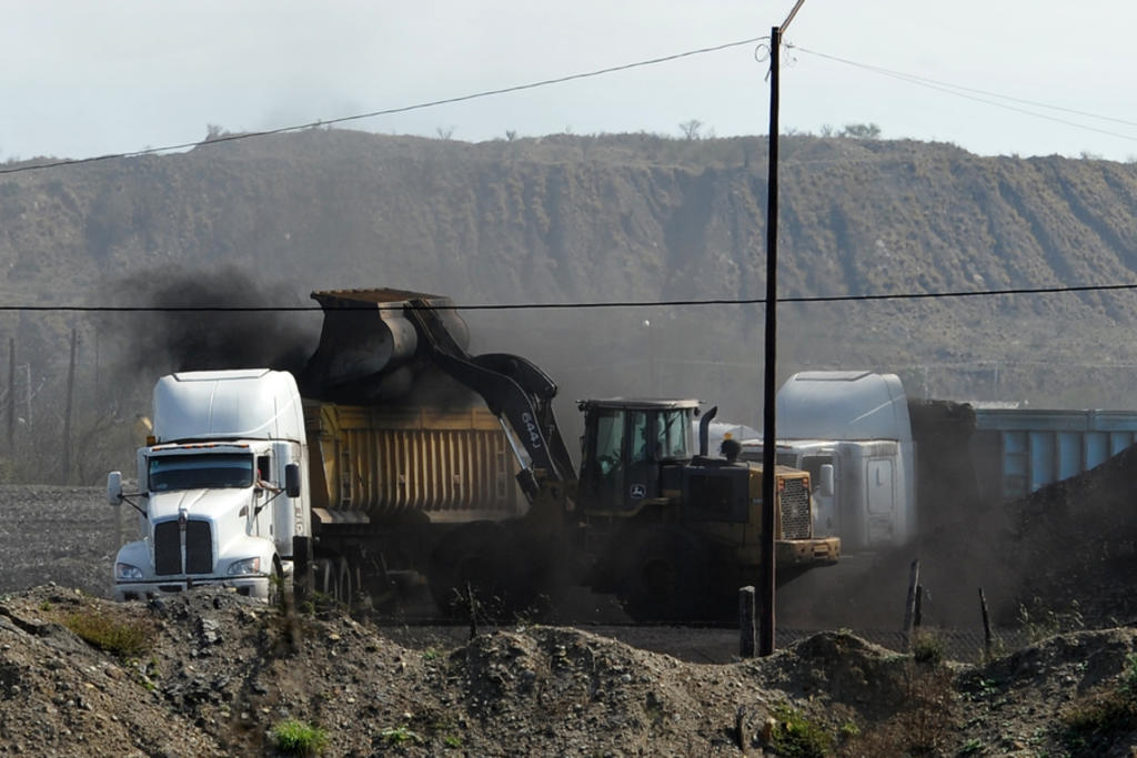 Por falta de pagos, transportistas bloquean minera en Coahuila