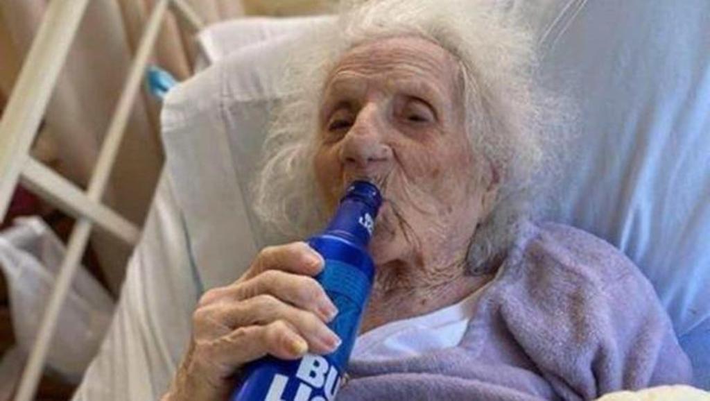 Abuelita de 103 años celebra que superó el COVID-19 con cerveza