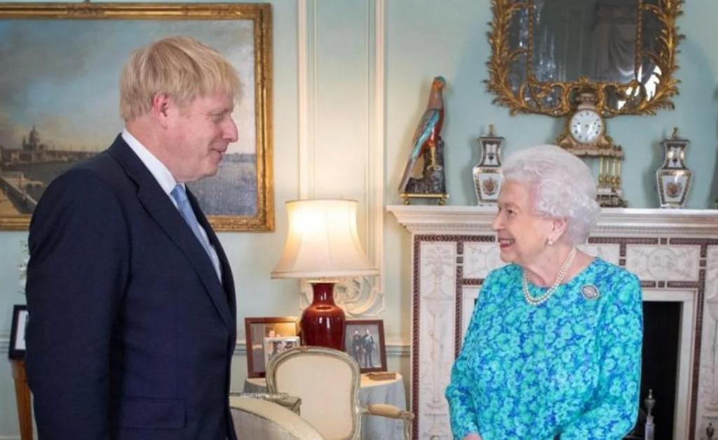 Reina Isabel presta su jardín para que Boris Johnson haga ejercicio