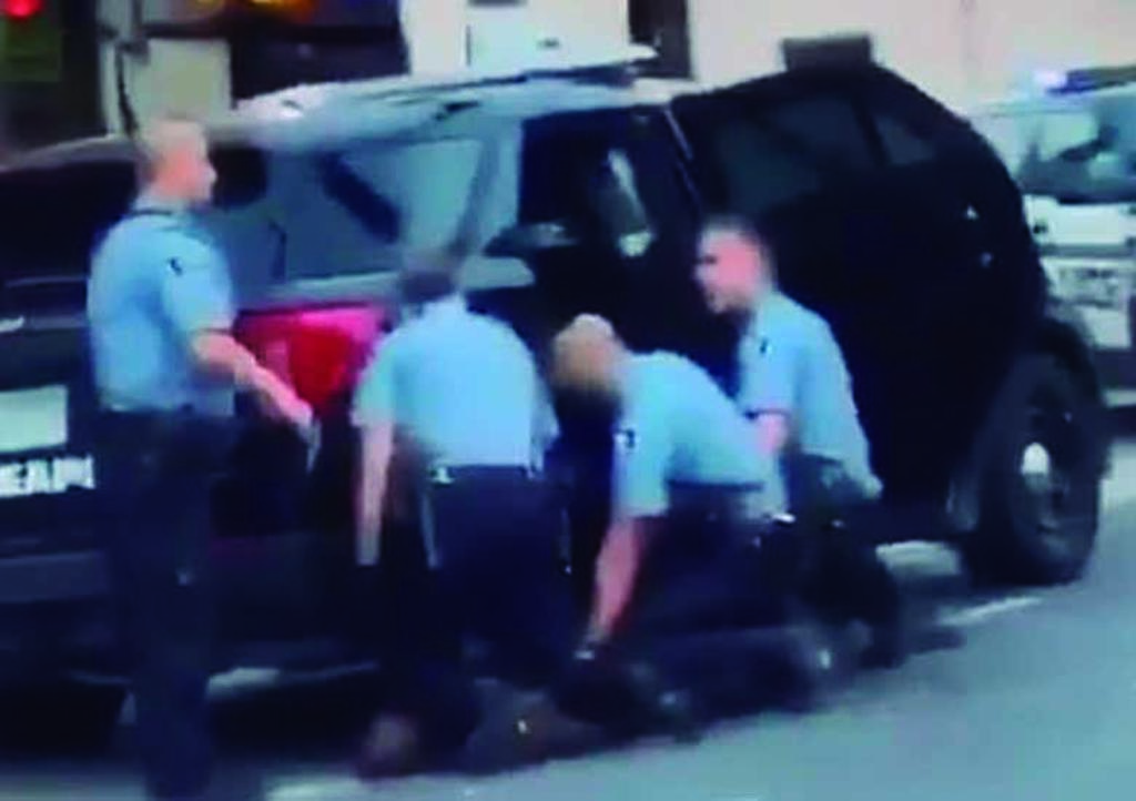 Video revela que tres oficiales se arrodillaron sobre George Floyd