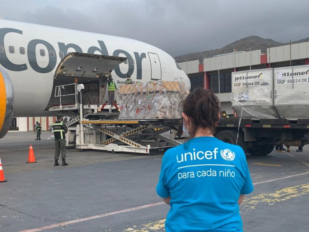 Llega avión a Venezuela con ayuda humanitaria