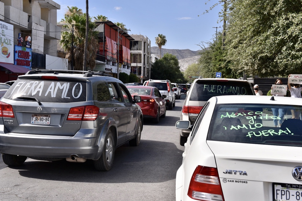 Con caravana, exigen renuncia de AMLO en Torreón