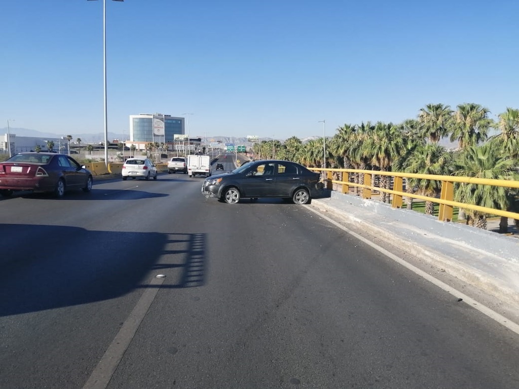 Estrella mujer su auto en un muro sobre la carretera Torreón- San Pedro