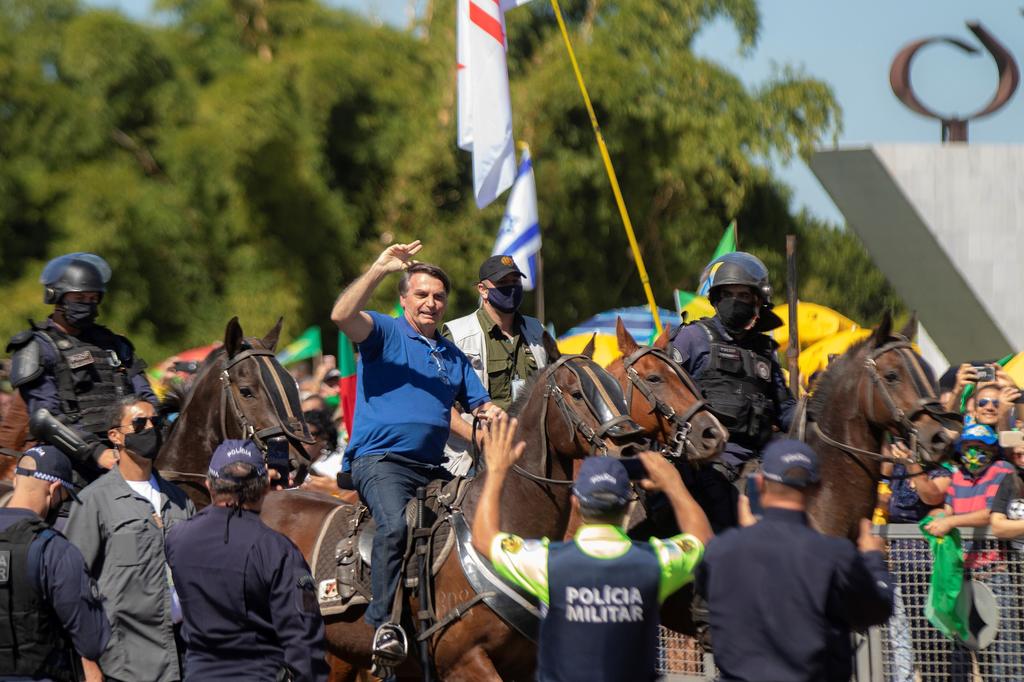 Pasea Bolsonaro a caballo entre miles de personas; ignora al COVID-19