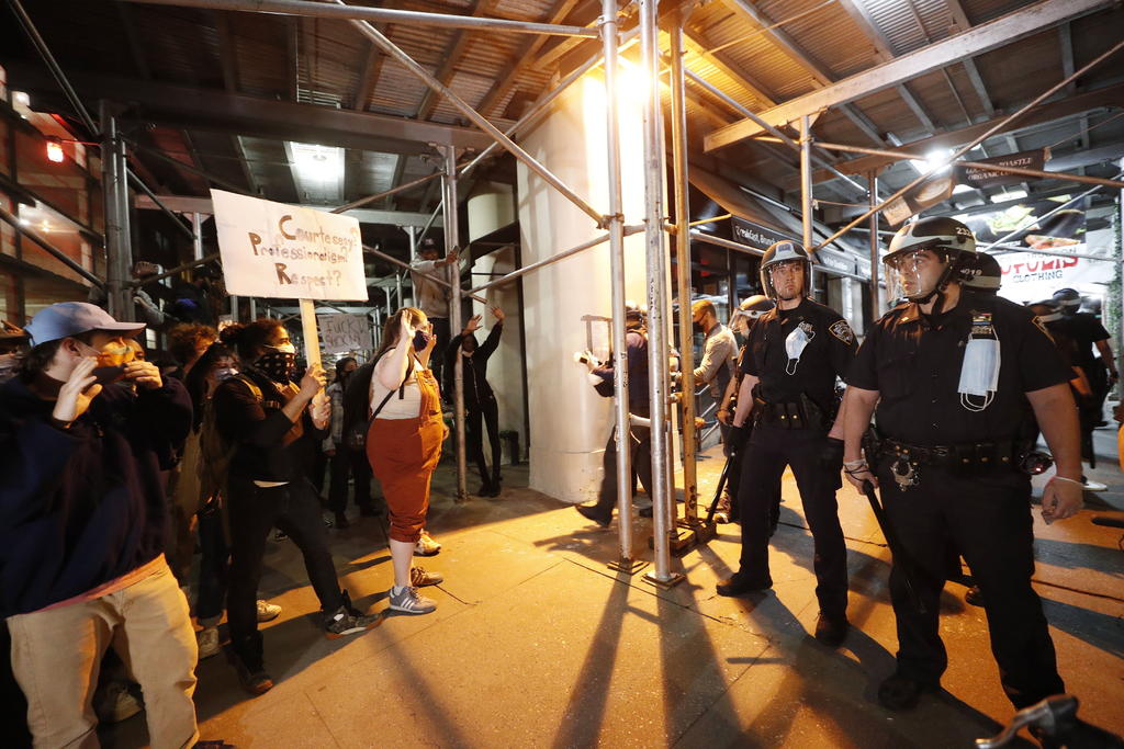 Policías en EUA expresan gestos de solidaridad con manifestantes