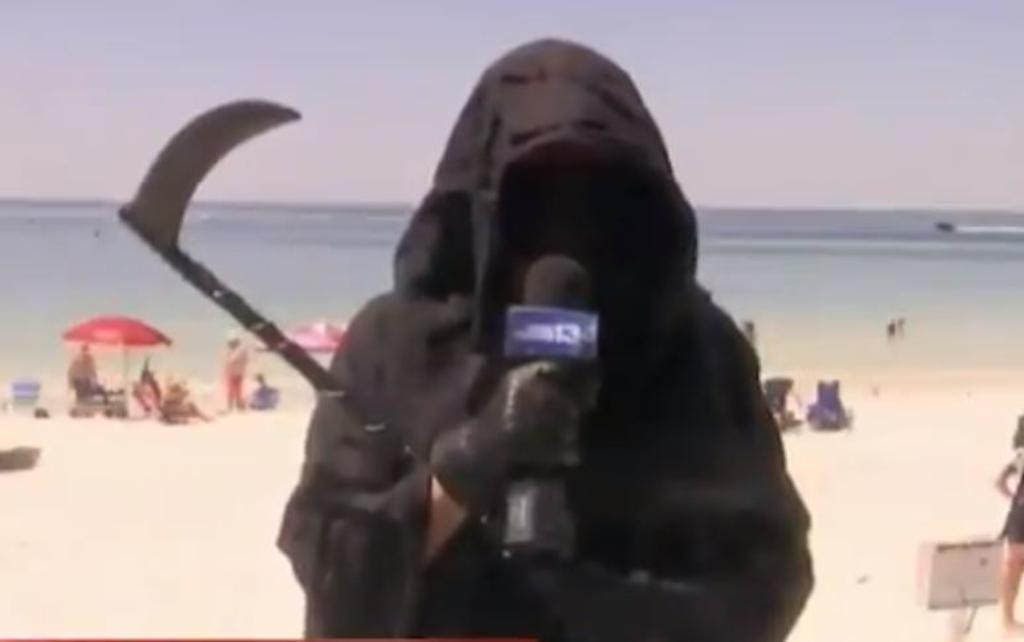 'La muerte' protesta por reapertura de playas ante COVID-19