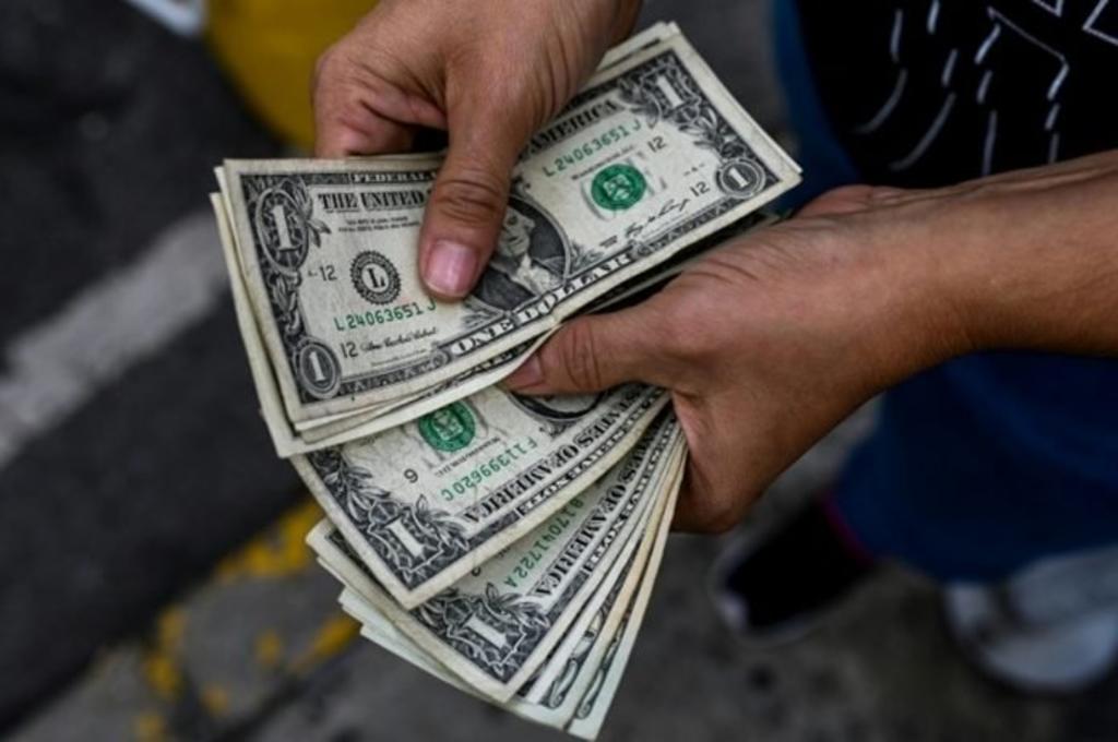 Dólar inicia con apreciación de 2.05 % ante el peso