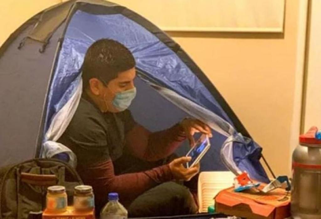 Médico mexicano duerme en casa de campaña para proteger a su esposa