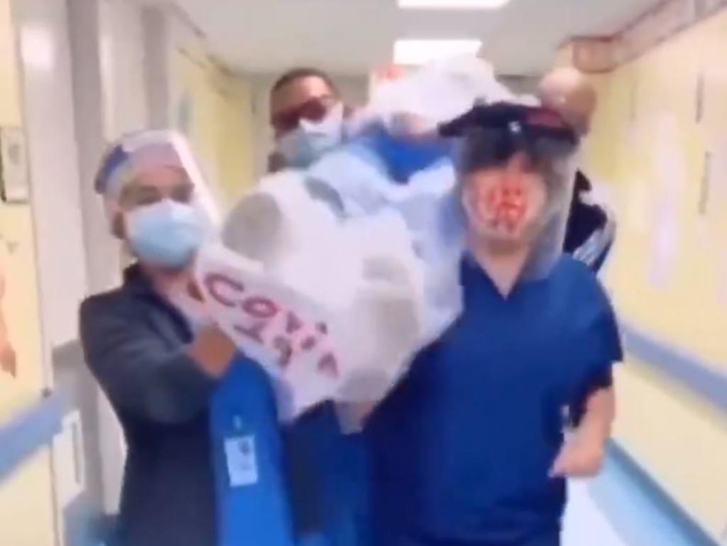 Enfermeros bailando con 'cadáver' de COVID-19 en brazos indigna
