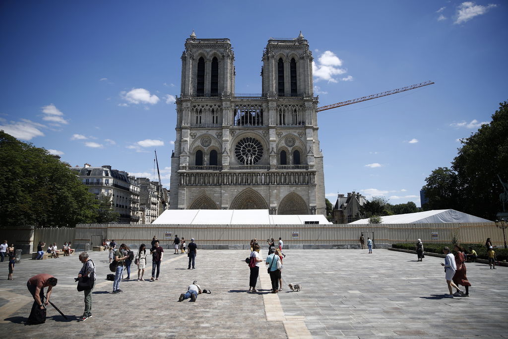 Reabren explanada de Notre Dame