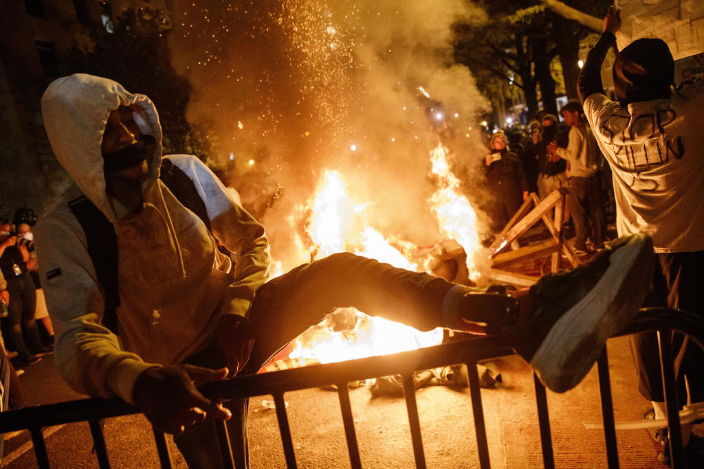 Violencia empaña otra noche de protestas en EUA