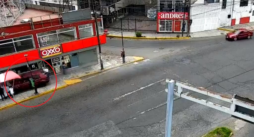 VIDEO: Automóvil arrolla puesto ambulante en el Estado de México
