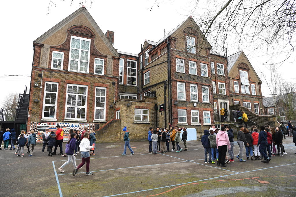 Reabren escuelas de Reino Unido con asistencia 'variable' de alumnos