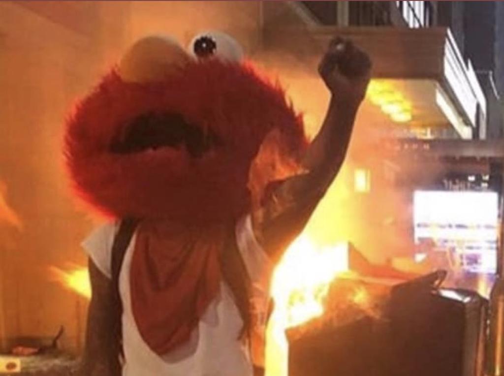 Del meme a la realidad; se convierte en 'Elmo en llamas' durante protestas