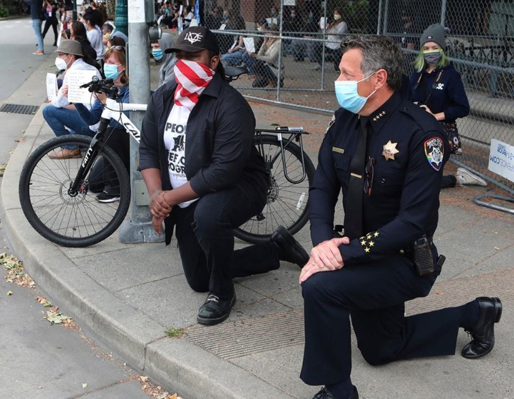 Policías se unen a protestantes y se arrodillan ante ellos en todo EUA