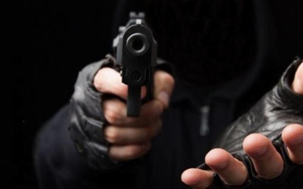 A punta de pistola asaltan una paletería en Torreón