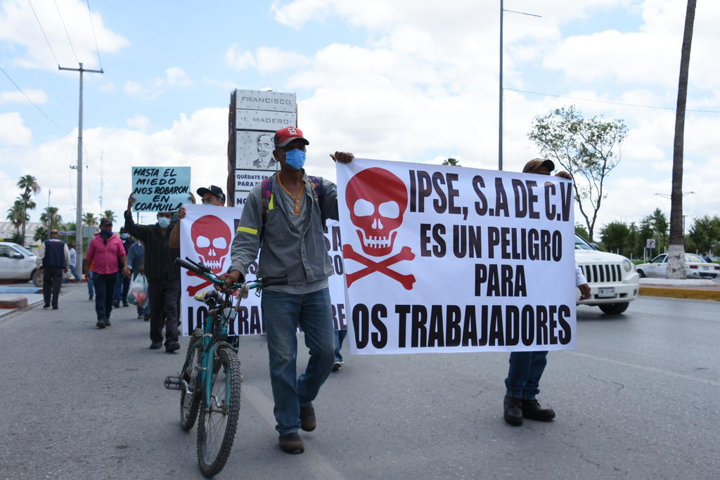 Marchan ex trabajadores de empresas en Monclova, exigen sus terminaciones