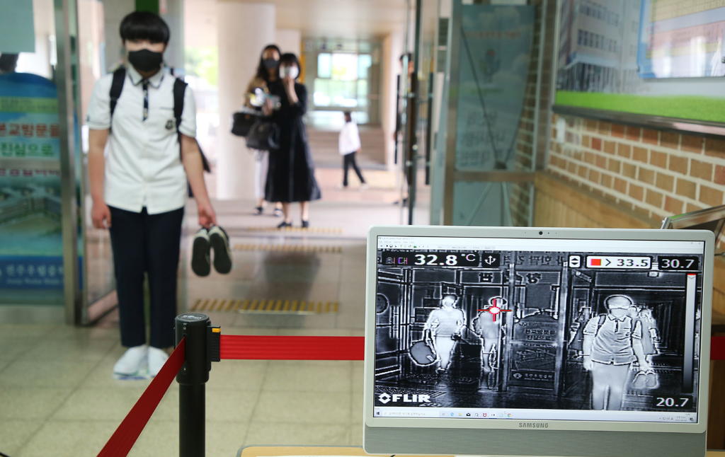 Corea del Sur reabre escuelas pese a repunte de casos de COVID-19