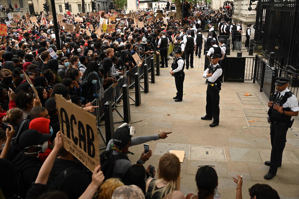 Reportan tensión en Downing Street entre policía y manifestantes