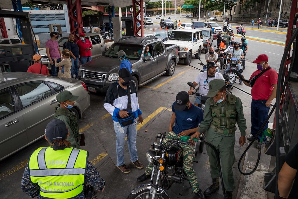 Enfrentan venezolanos largas filas y caos por gasolina