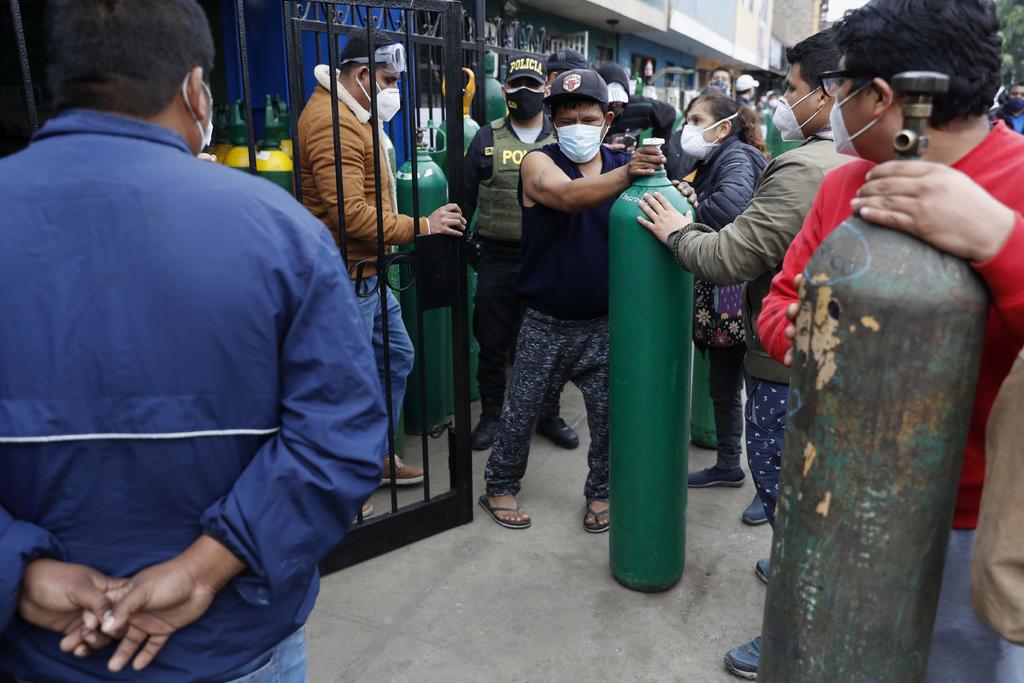 Deseperación y largas filas para comprar oxigeno a precios inflados en Perú