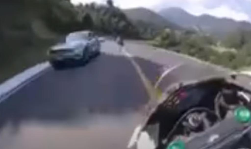 VIDEO: Motociclista sufre accidente al caer de barranco en el Estado de México