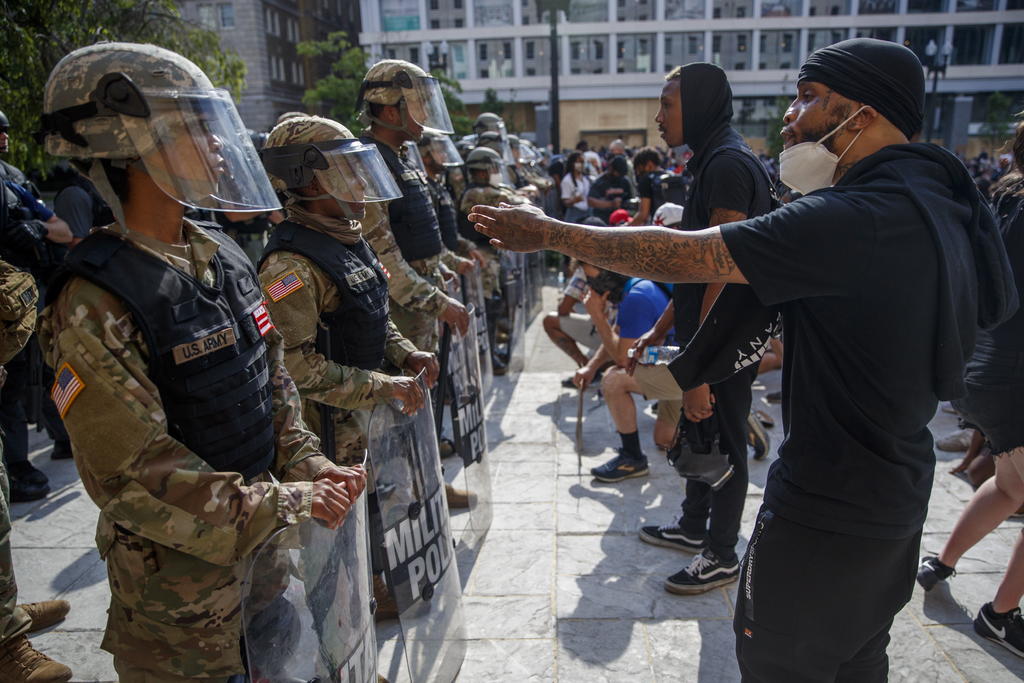 Chocan Trump y el Pentágono por uso de soldados ante protestas
