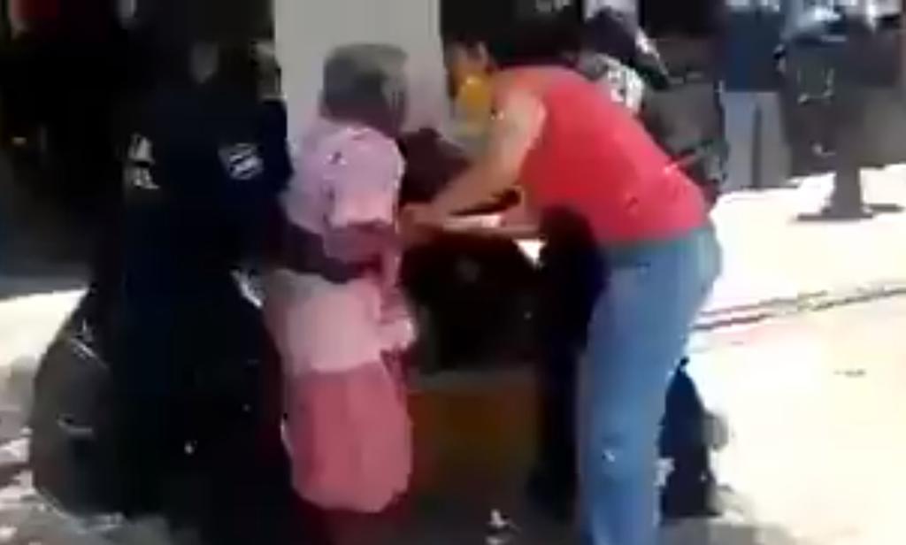 Policías someten a mujer mayor 'por no portar cubrebocas' en Querétaro
