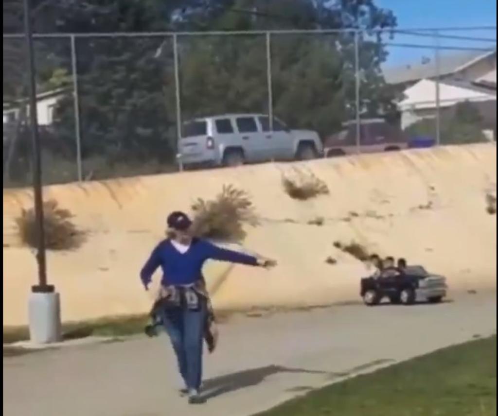 Mujer pelea con madre de niños en auto de juguete porque 'no traían licencia'
