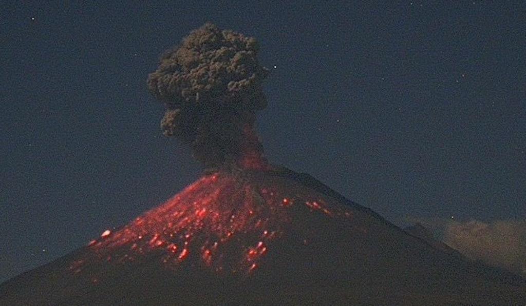 VIDEO: Registra Popocatépetl explosión durante la noche del jueves