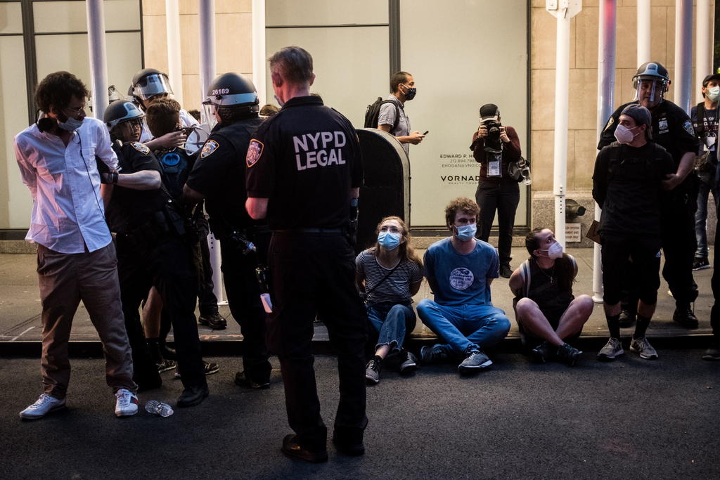 Autoridades de Nueva York defienden actuación policial tras toque de queda