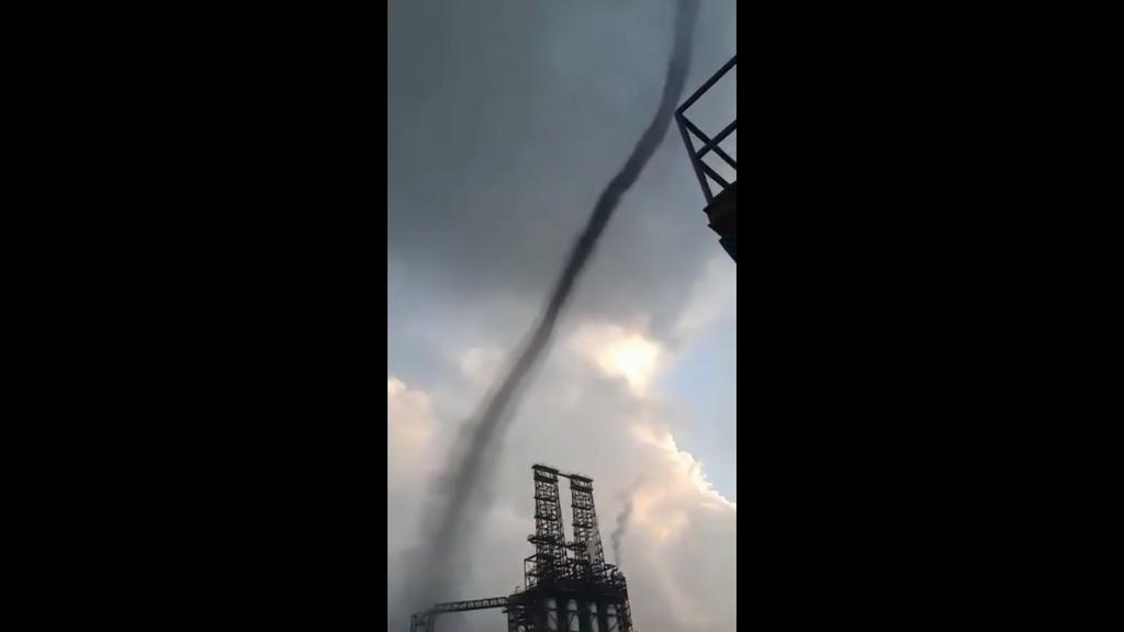 Captan 'tornado negro' en refinería de Tamaulipas