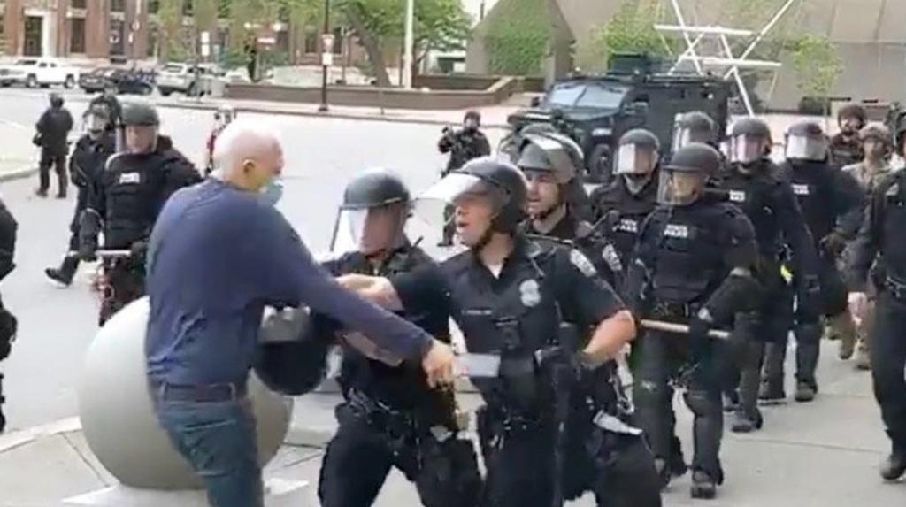 Dos policías detenidos por empujar a anciano de 75 años durante protestas
