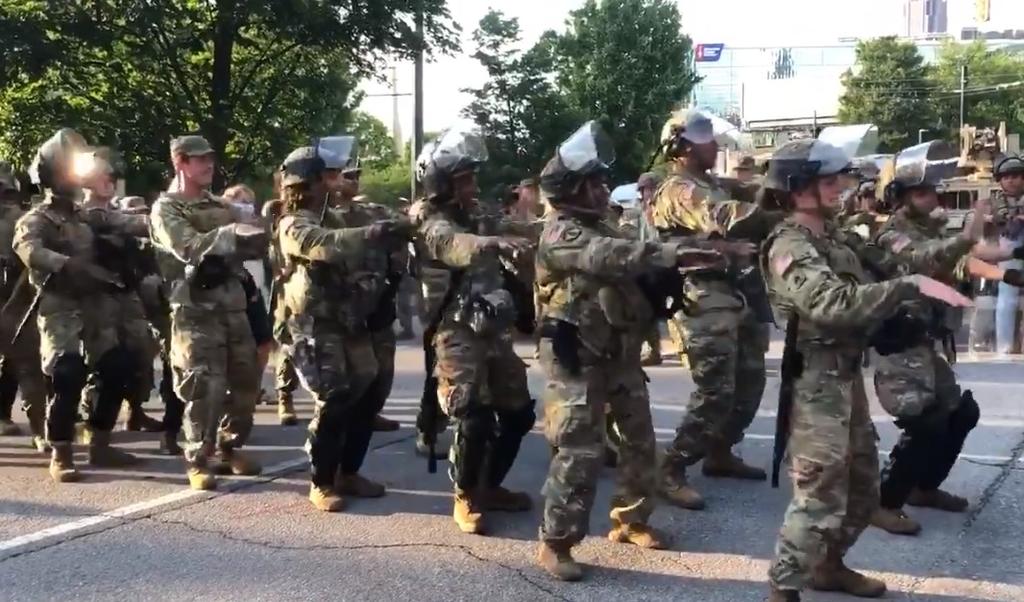 Militares bailan la 'Macarena' para anunciar el inicio de toque de queda