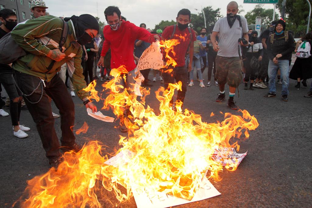 Protestas terminan con pancartas quemadas y exigiendo justicia