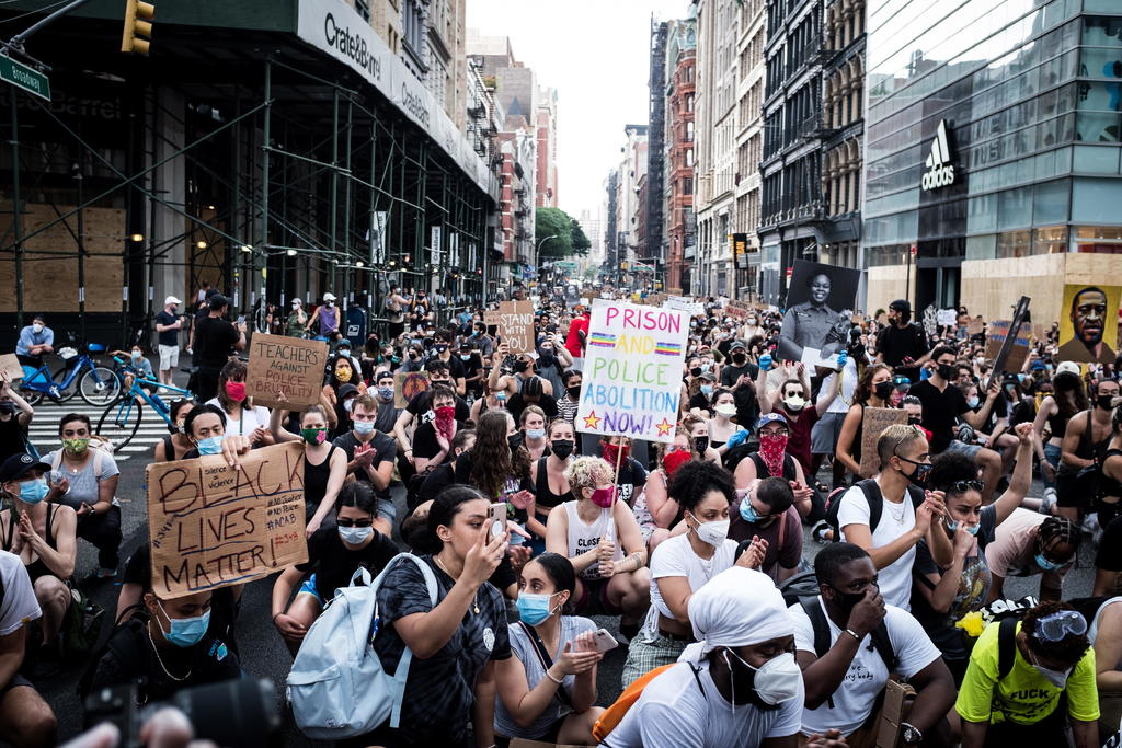 Manifestantes desafían el toque de queda y salen a protestar en Nueva York