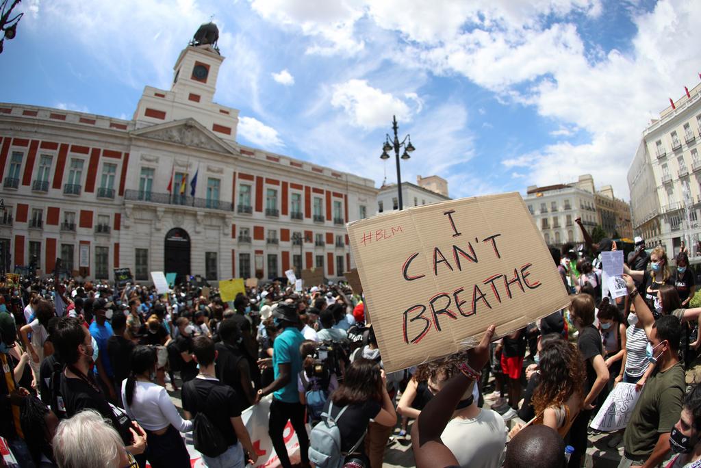 Miles de personas recuerdan a George Floyd en España con protesta