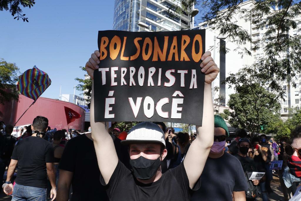 Marchan brasileños a favor y contra Bolsonaro con la pandemia al alza