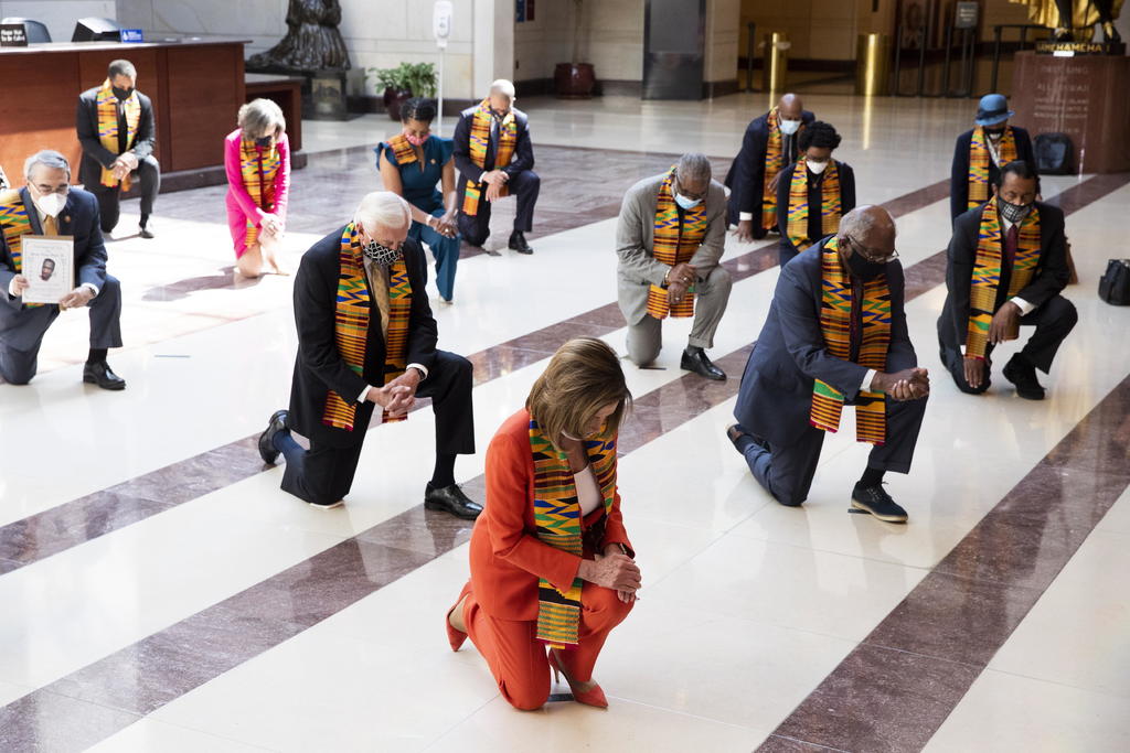 En honor a George Floyd, demócratas se arrodillan casi 9 minutos en el Congreso