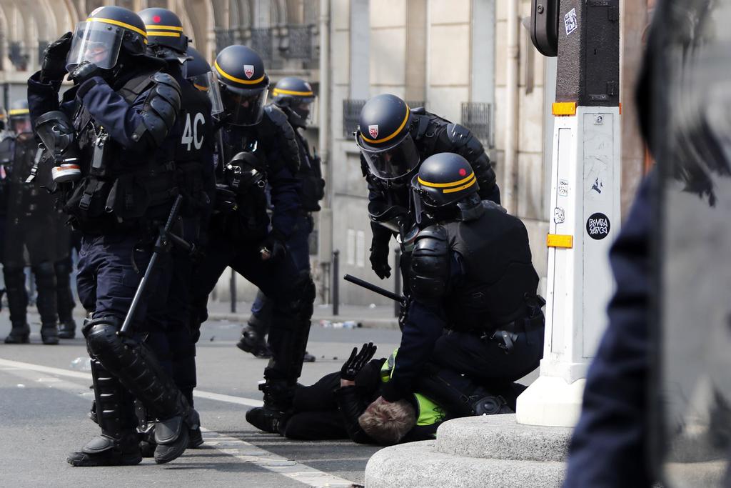 Prohíbe Francia el estrangulamiento como técnica de detención policial