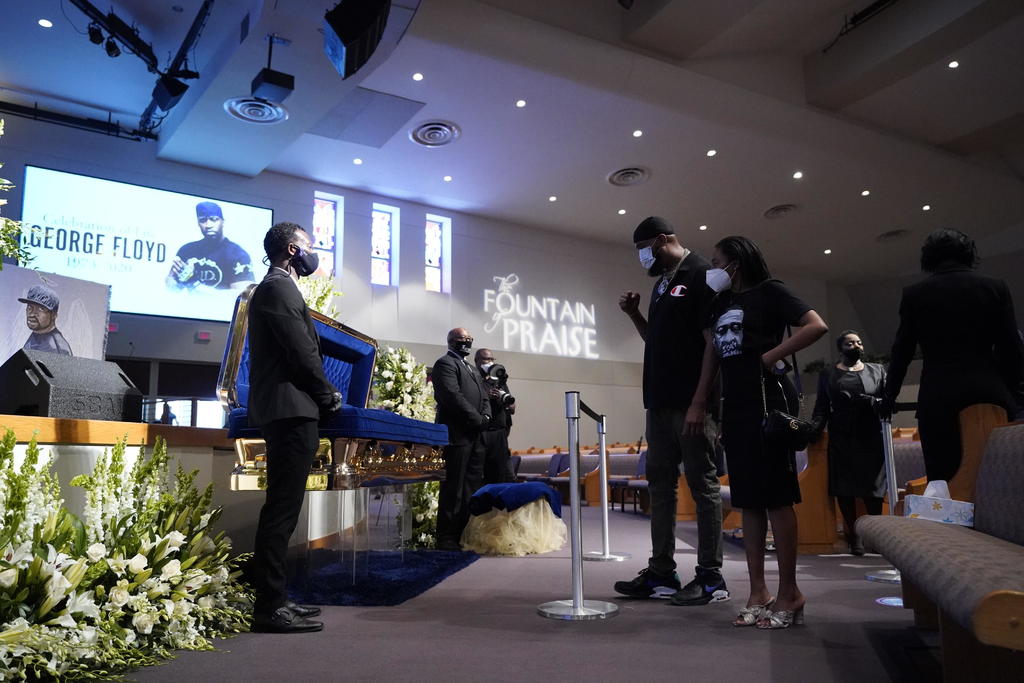Asisten más de seis mil personas a funeral de George Floyd en Texas