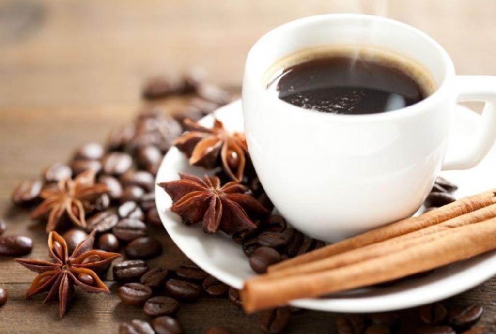Los beneficios de agregar canela al café en el desayuno