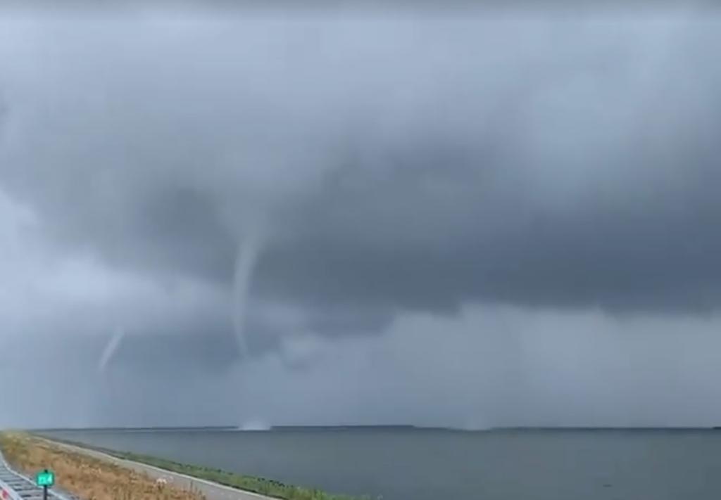 VIDEO: Captan tres impresionantes tornados de agua