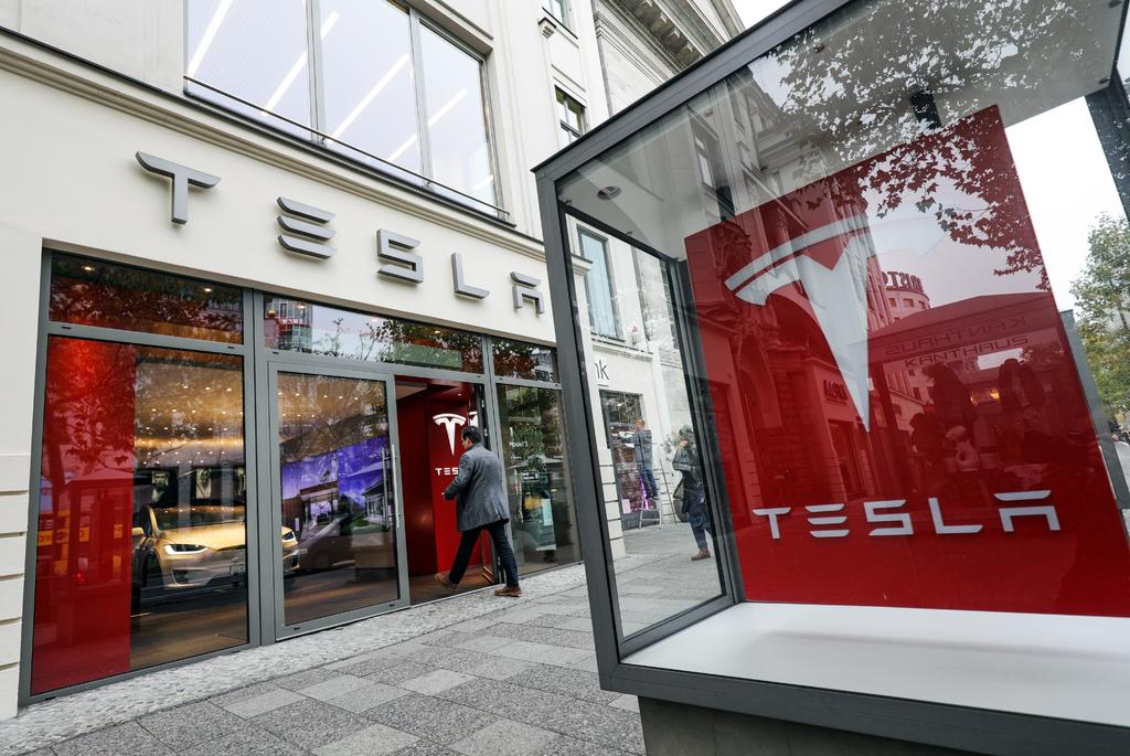 Acciones de Tesla superan la barrera de los 1,000 dólares